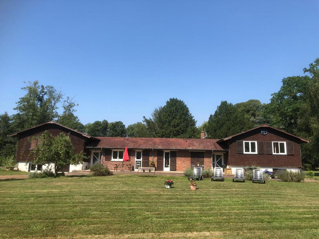 une maison avec deux chiens devant elle dans l'établissement Le Domaine d'Olène, au Pin