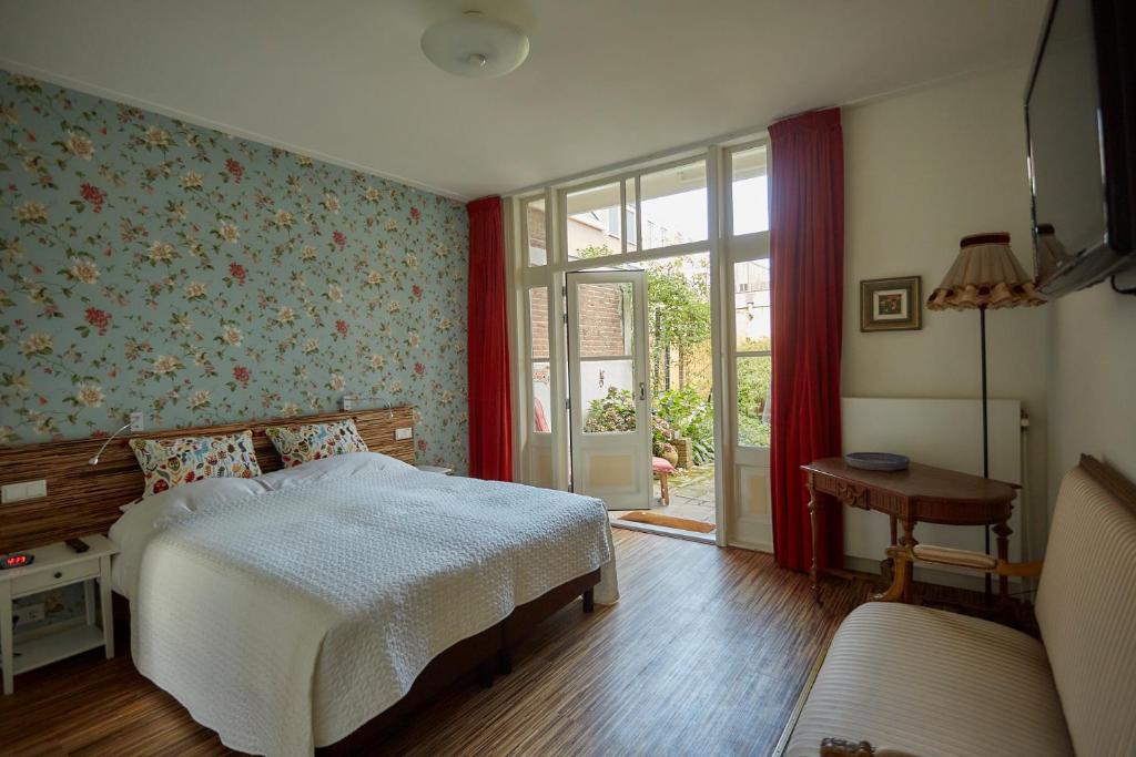 een slaapkamer met een bed en een raam bij B&B Muntzicht in Utrecht