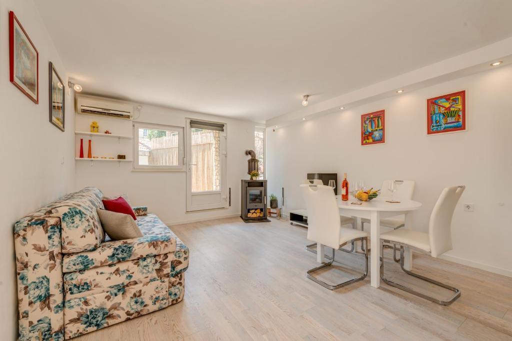 Rose Apartment
