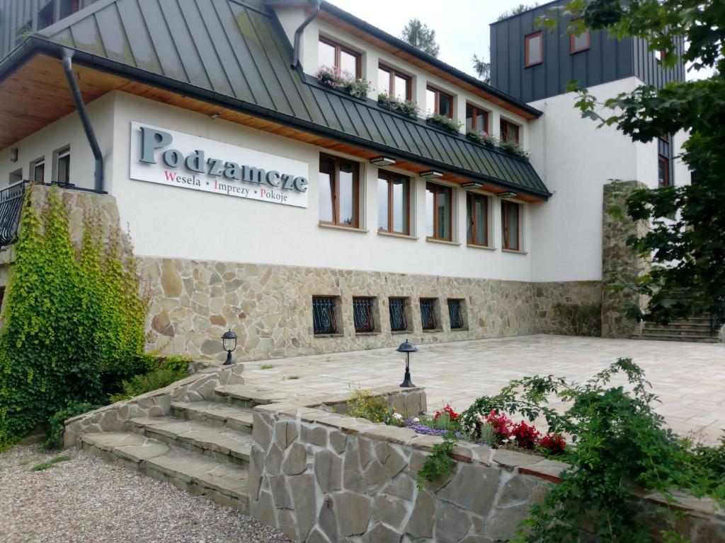 budynek z napisem na boku w obiekcie Podzamcze w mieście Rożnów