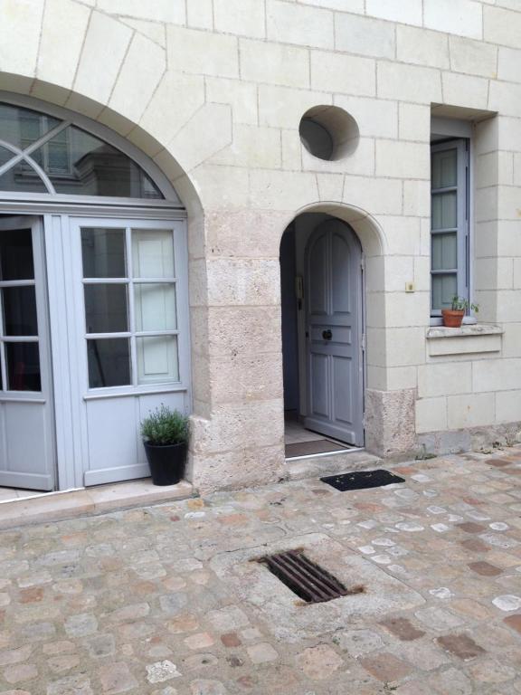 - un bâtiment en pierre avec une porte et 2 fenêtres dans l'établissement Le Petit Lecoy, à Saumur