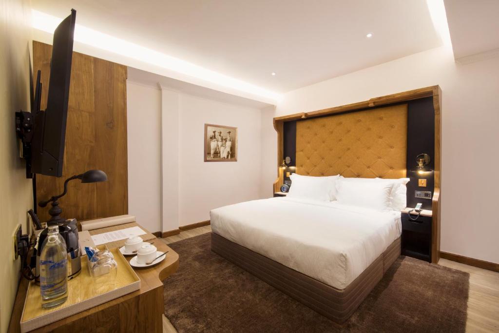 Postel nebo postele na pokoji v ubytování The Radh Hotel