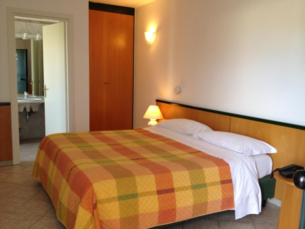 Postel nebo postele na pokoji v ubytování Hotel Ambrosio La Corte