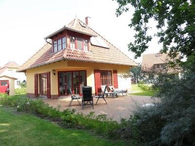 een klein huis met een patio ervoor bij Zum-Luetten-Leuchtturm in Glowe