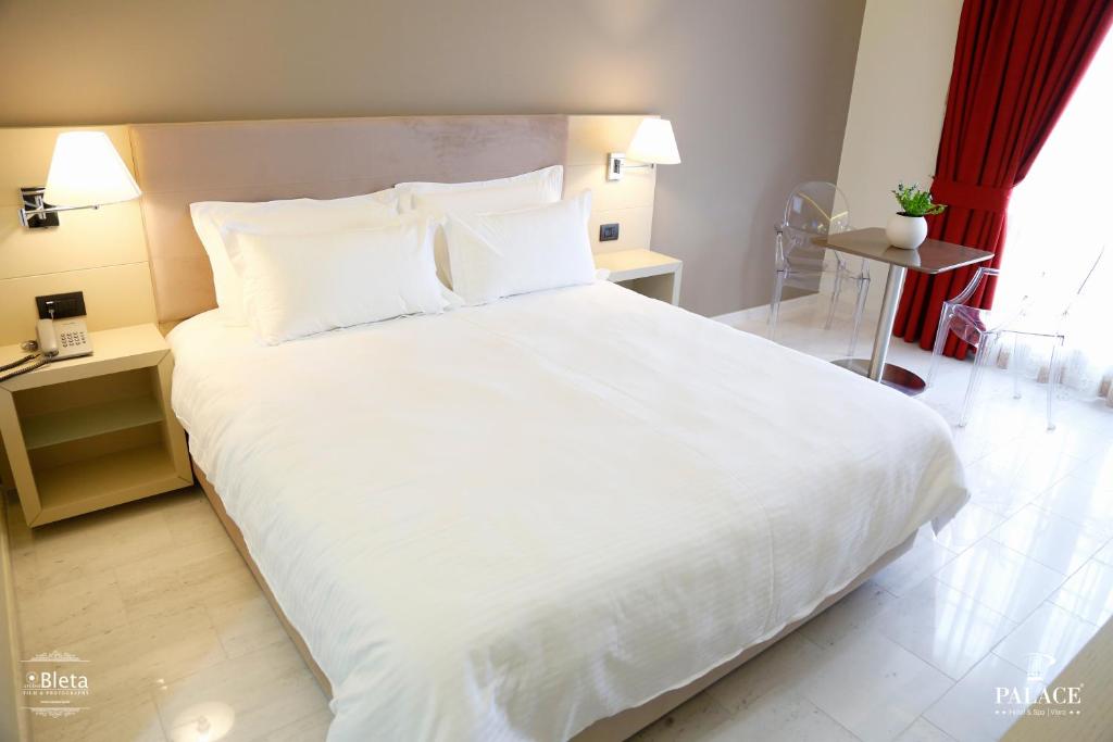 Postel nebo postele na pokoji v ubytování Hotel Palace