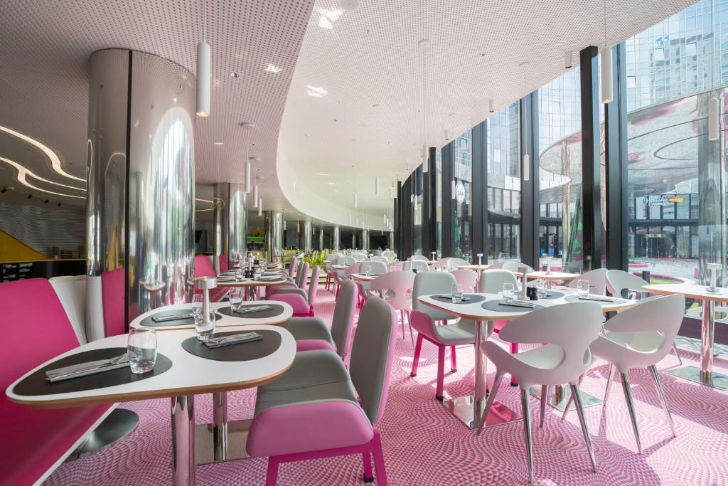 Un restaurante u otro lugar para comer en Park Inn by Radisson Amsterdam City West