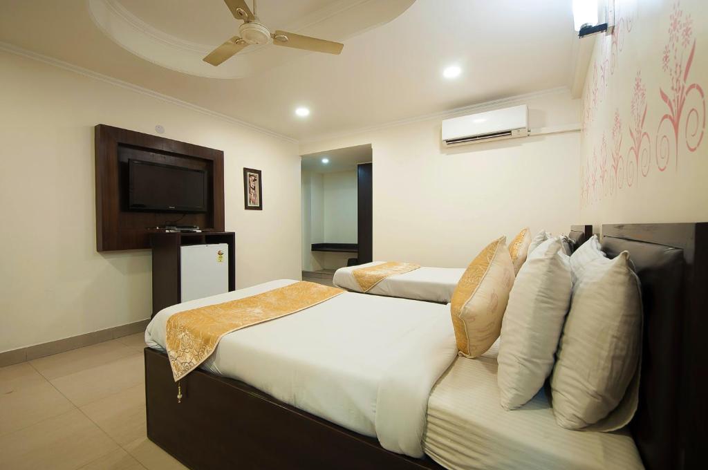 Postel nebo postele na pokoji v ubytování HOTEL DAKHA INTERNATIONAL - Karol Bagh, New Delhi