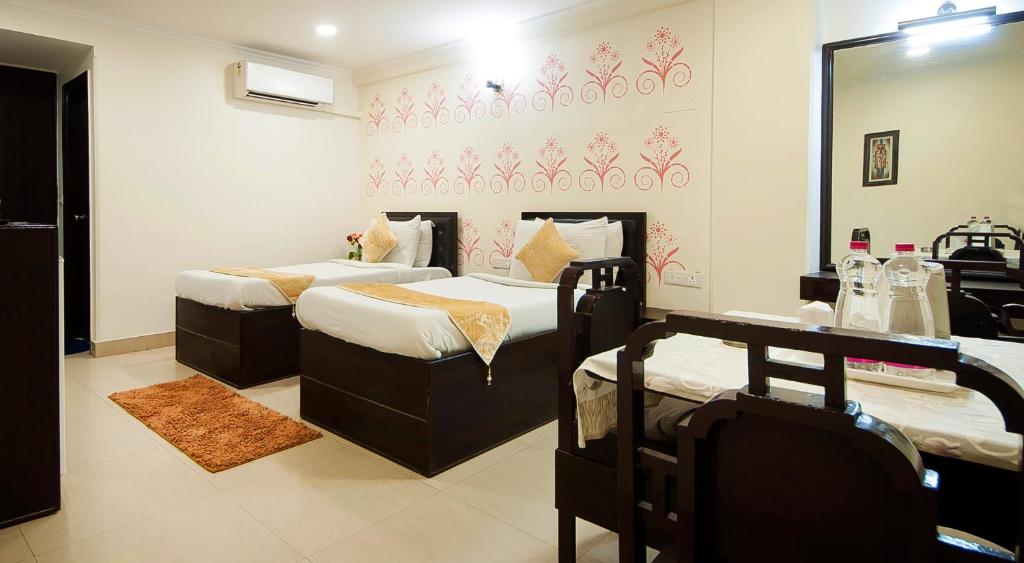 Postel nebo postele na pokoji v ubytování HOTEL DAKHA INTERNATIONAL - Karol Bagh, New Delhi