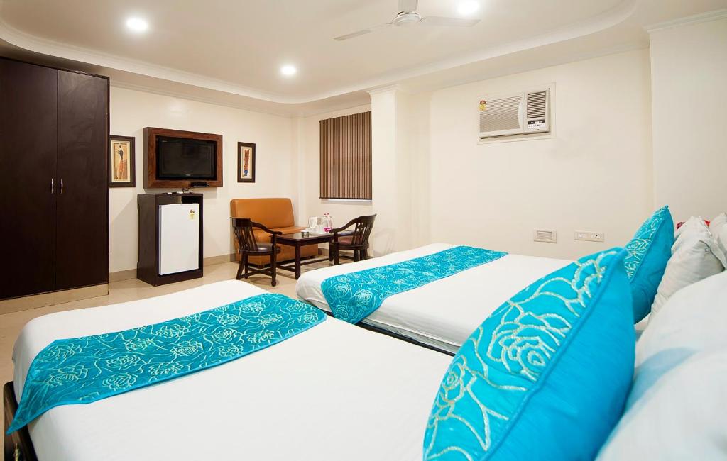 Postel nebo postele na pokoji v ubytování HOTEL DAKHA INTERNATIONAL - Karol Bagh, New Delhi