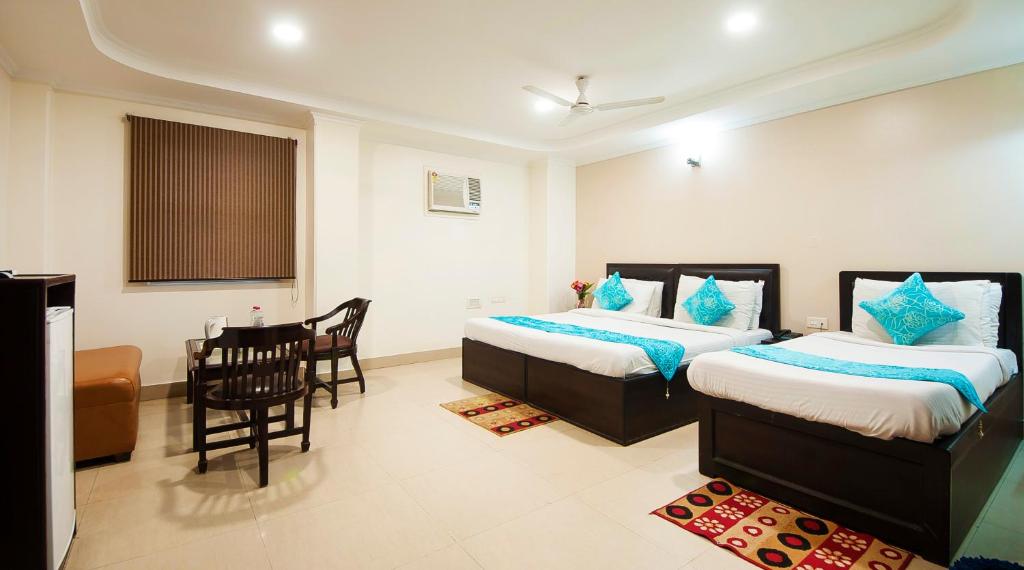 Postel nebo postele na pokoji v ubytování HOTEL DAKHA INTERNATIONAL - Karol Bagh, New Delhi