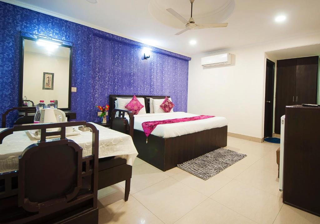 Postel nebo postele na pokoji v ubytování HOTEL DAKHA INTERNATIONAL - Karol Bagh, New Delhi