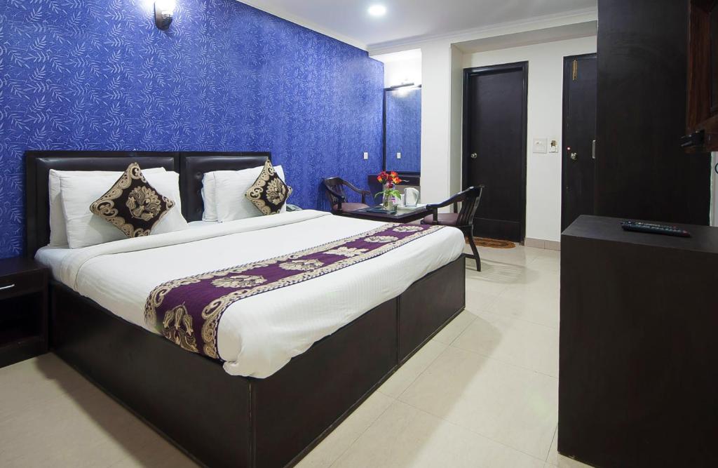Postel nebo postele na pokoji v ubytování HOTEL DAKHA INTERNATIONAL - Karol Bagh, New Delhi