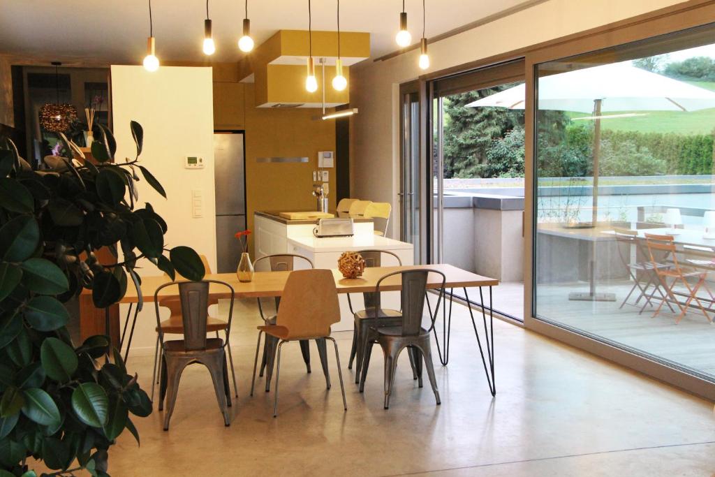- une cuisine et une salle à manger avec une table et des chaises dans l'établissement Archibien, à Bois-de-Villers