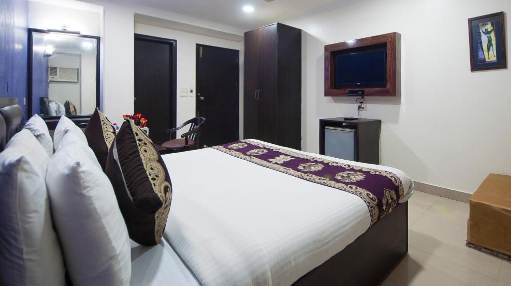Postel nebo postele na pokoji v ubytování HOTEL DAKHA INTERNATIONAL - Karol Bagh, New Delhi