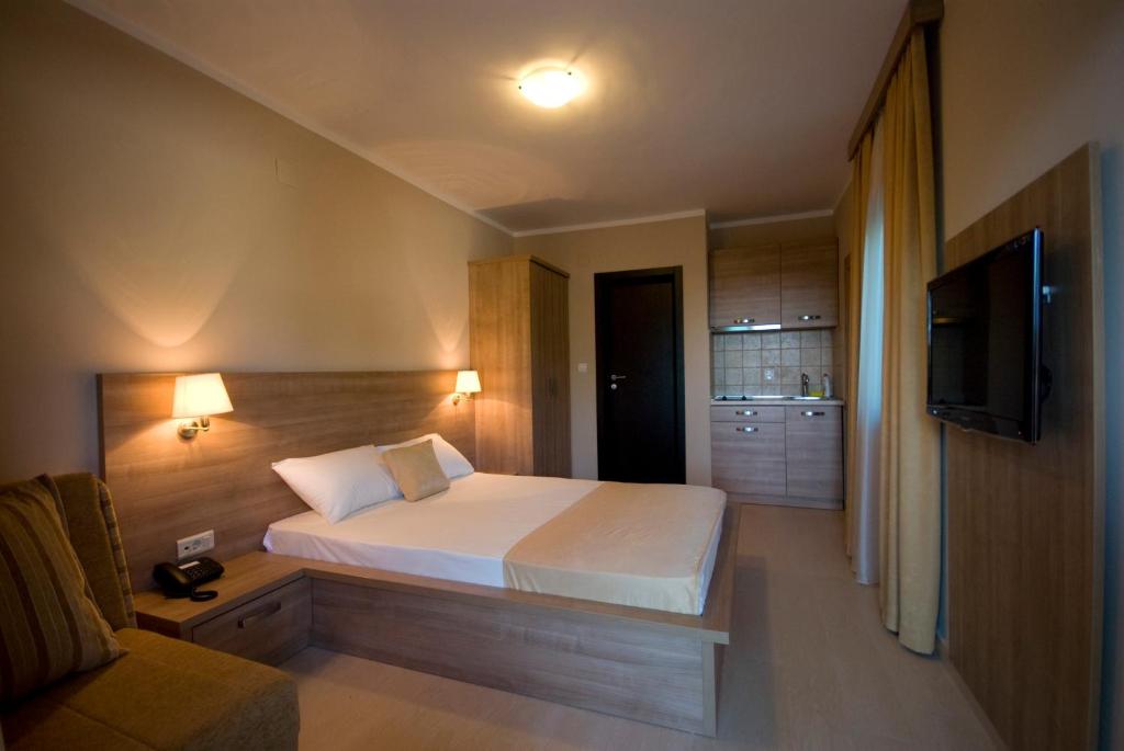 Un pat sau paturi într-o cameră la Vila V Lux Apartments