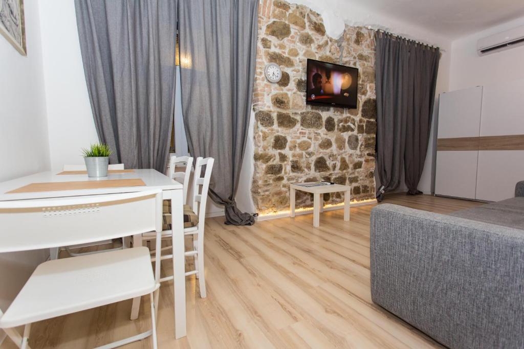 Televízia a/alebo spoločenská miestnosť v ubytovaní Apartment Stara vrata