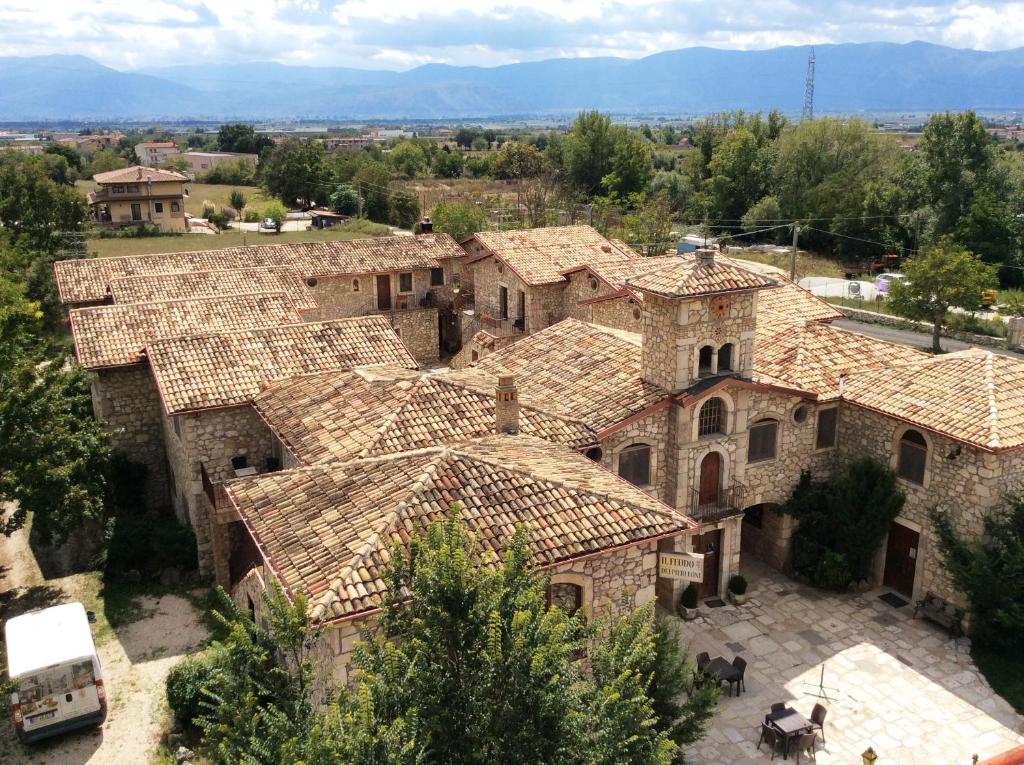 una vista aérea de una casa antigua con techos de teja en Hotel Il Feudo Dei Pierleoni, en Celano