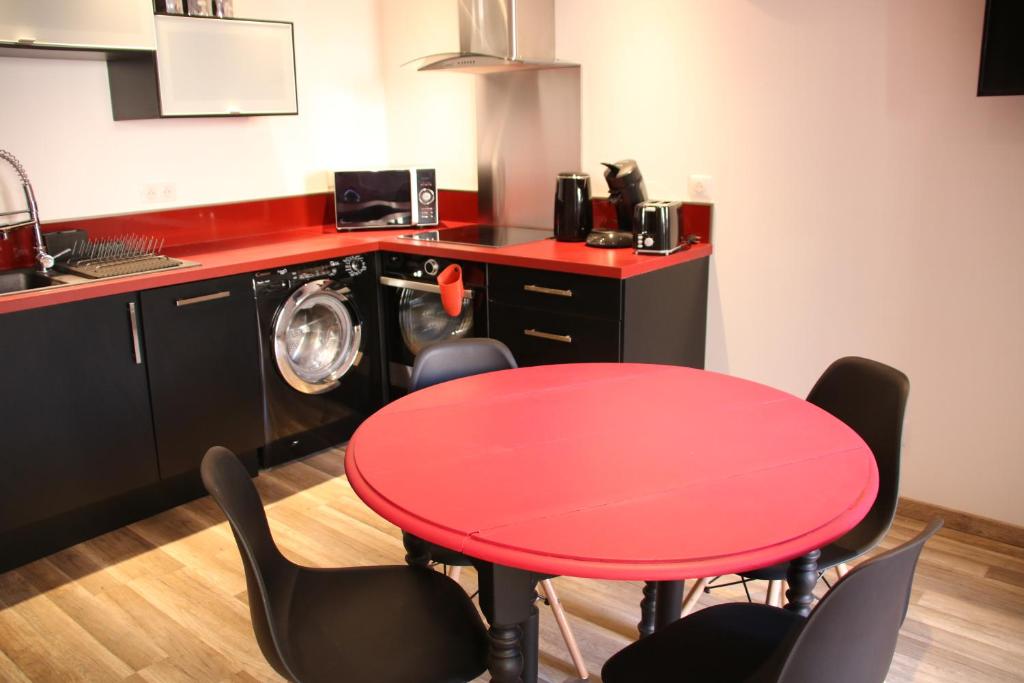 ベドアンにあるLa Vindictaの洗濯機付きキッチン(赤いテーブル付)