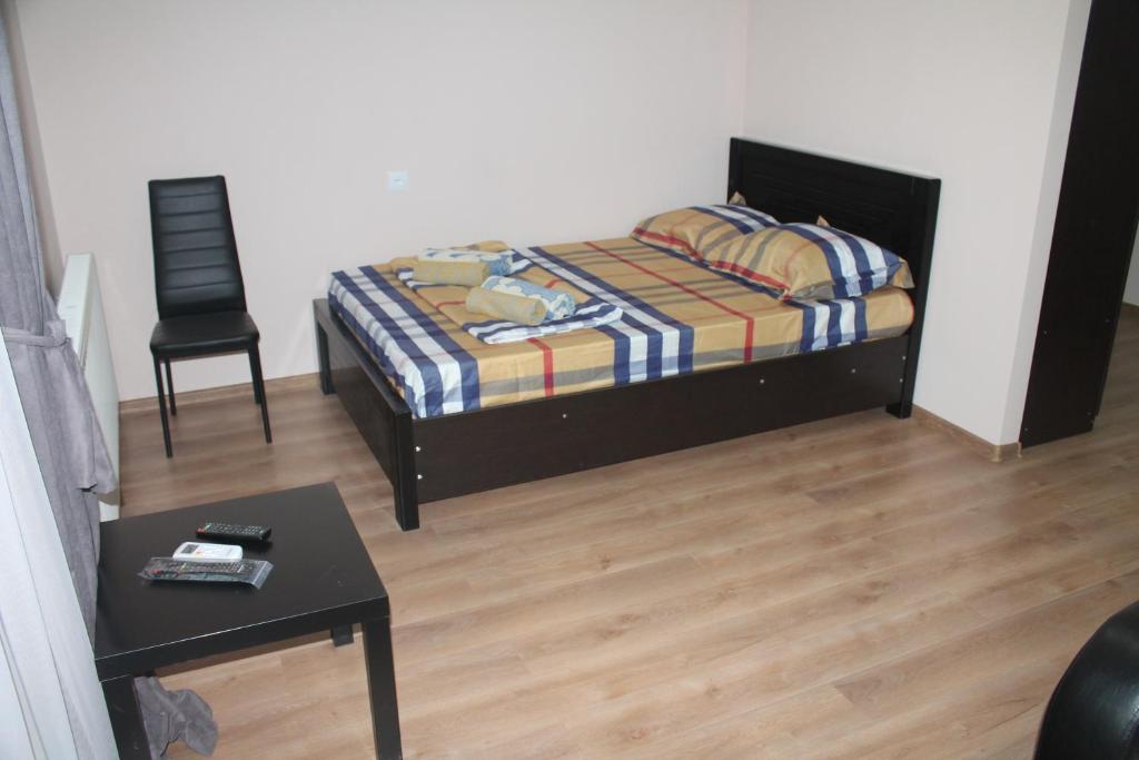 une chambre avec un lit, une table et une chaise dans l'établissement Lali's apartment, à Tbilissi