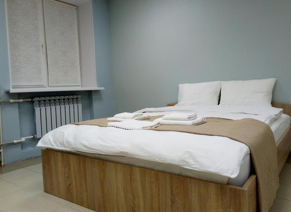 バラシハにあるApartament on Lenina 37の大型ベッド(白いシーツ、枕付)
