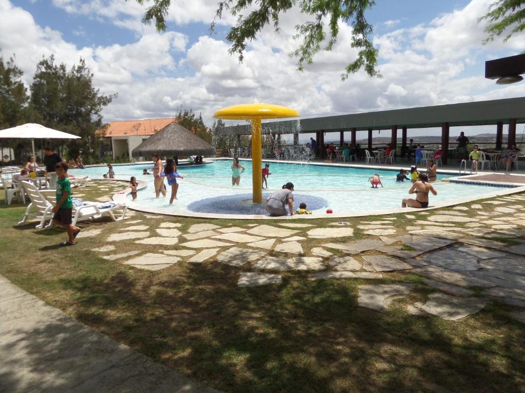 un groupe de personnes jouant dans une piscine dans l'établissement Flat Fazenda Monte Castelo-Ao lado da Piscina, à Gravatá