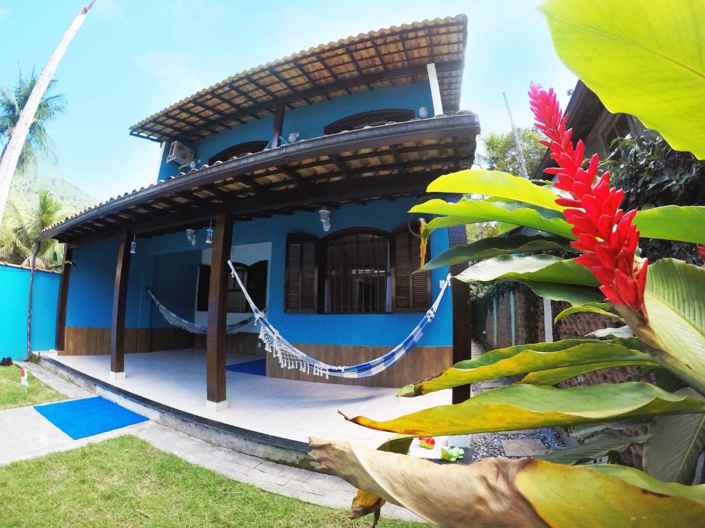 una casa blu con un'amaca di fronte di Azul del Mar a Abraão