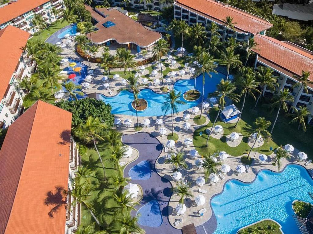 嘎林海斯港的住宿－Marulhos Resort Porto de Galinhas，享有带2个游泳池的度假村的顶部景致