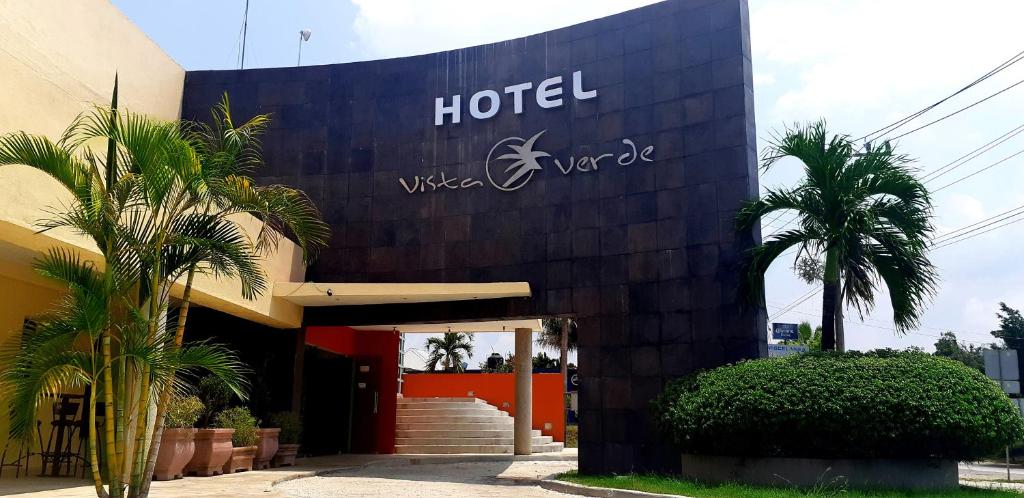 un hotel con palme di fronte a un edificio di Hotel Vista Verde a Huichihuayán