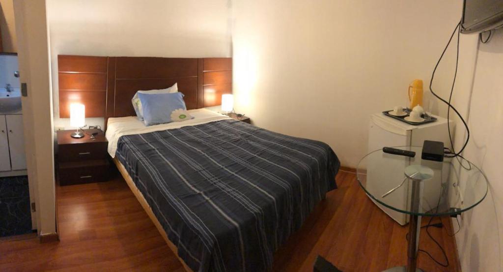 um quarto com uma cama grande e uma mesa de vidro em Private room in Miraflores; Exclusive entrance! em Lima