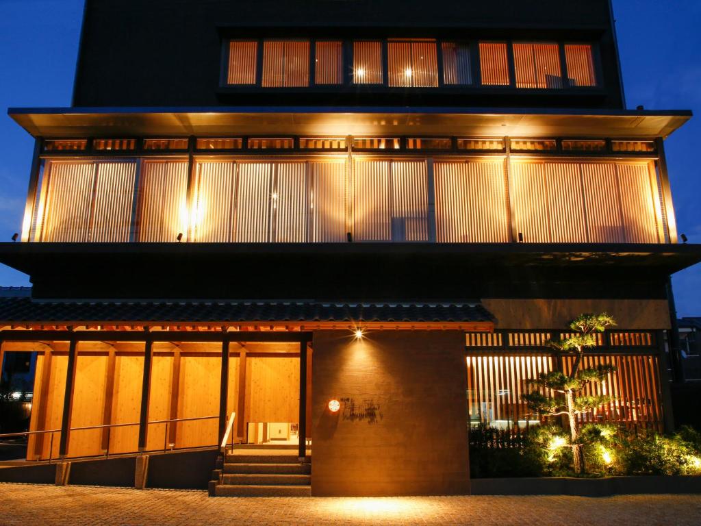 un edificio con una fachada iluminada por la noche en Minato Koyado Awajishima, en Minamiawaji