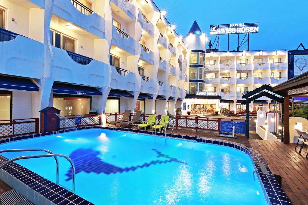 Bazén v ubytování Benikea Swiss Rosen Hotel nebo v jeho okolí
