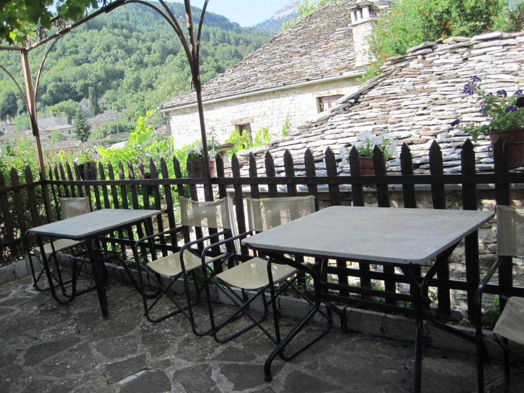 Nespecifikovaný výhled na hory nebo výhled na hory při pohledu z hotelu