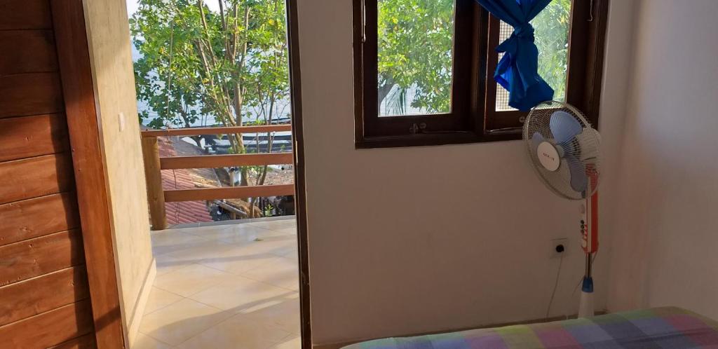 Amed Sari Beach Guesthouse - 海景豪华双床间