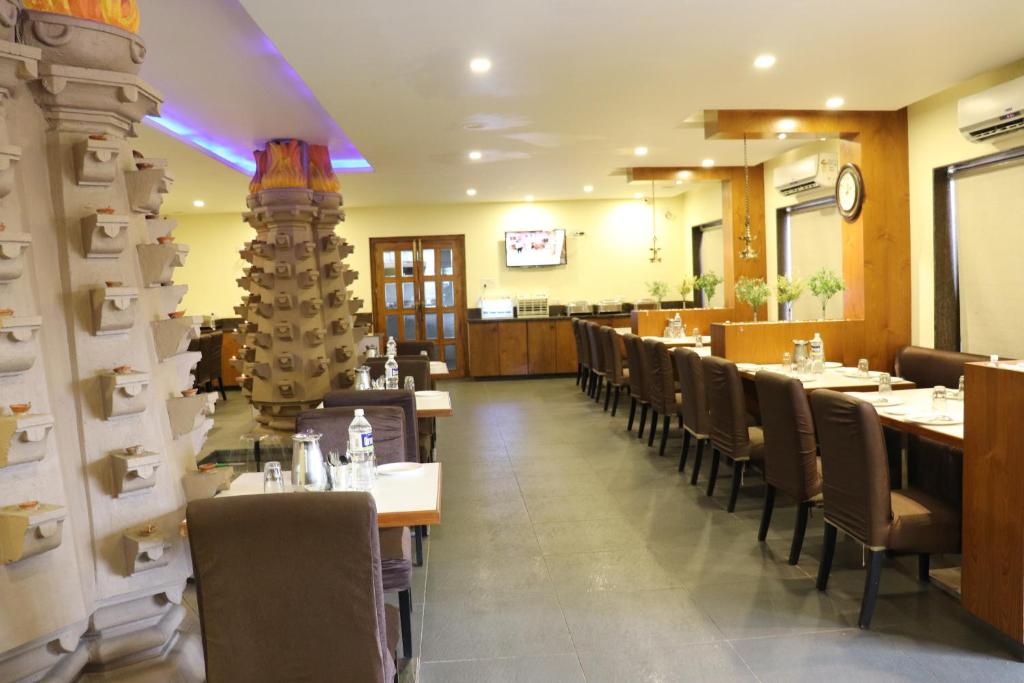מסעדה או מקום אחר לאכול בו ב-Hotel Sai Shubham