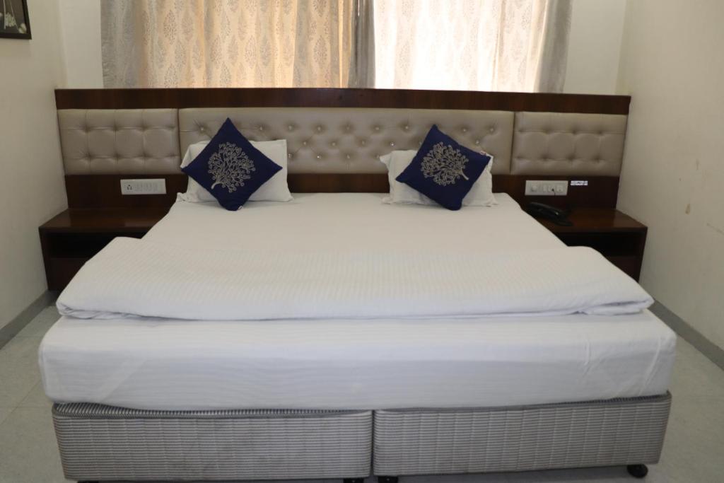 Postel nebo postele na pokoji v ubytování Hotel Sai Shubham