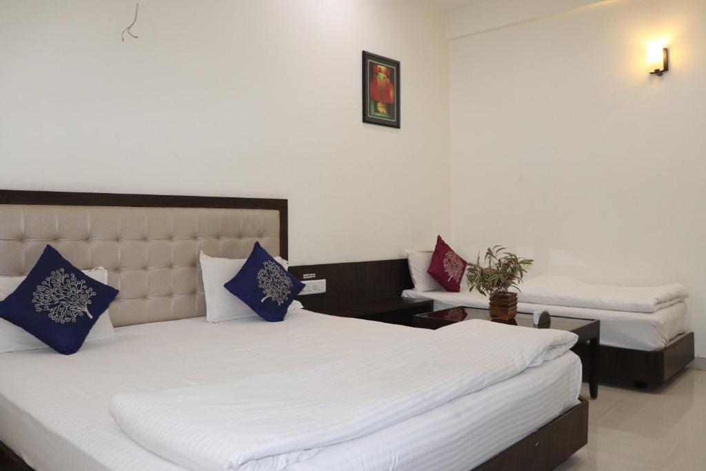 Postel nebo postele na pokoji v ubytování Hotel Sai Shubham