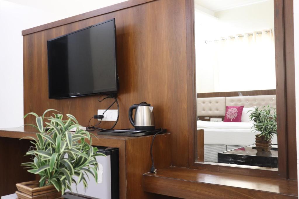 TV a/nebo společenská místnost v ubytování Hotel Sai Shubham