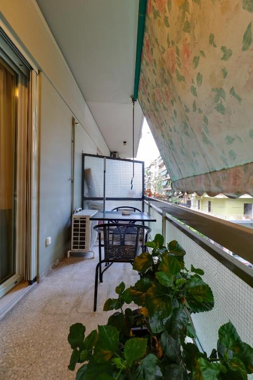 Balkón alebo terasa v ubytovaní Superior Central Apt|3min to Metro|AC|Netflix|iMac