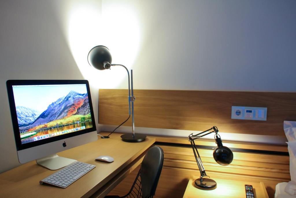 Televízia a/alebo spoločenská miestnosť v ubytovaní Superior Central Apt|3min to Metro|AC|Netflix|iMac