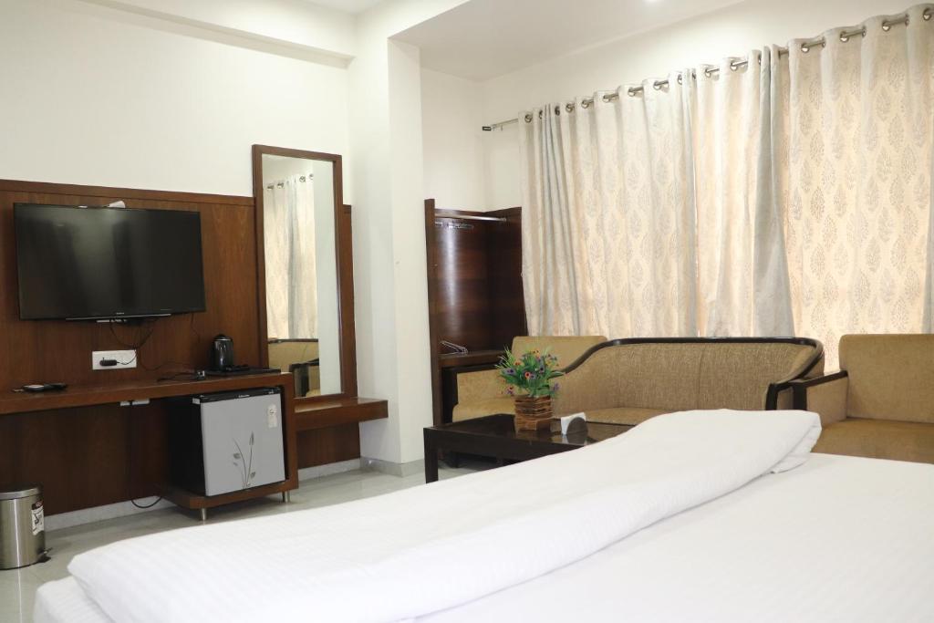 TV a/nebo společenská místnost v ubytování Hotel Sai Shubham