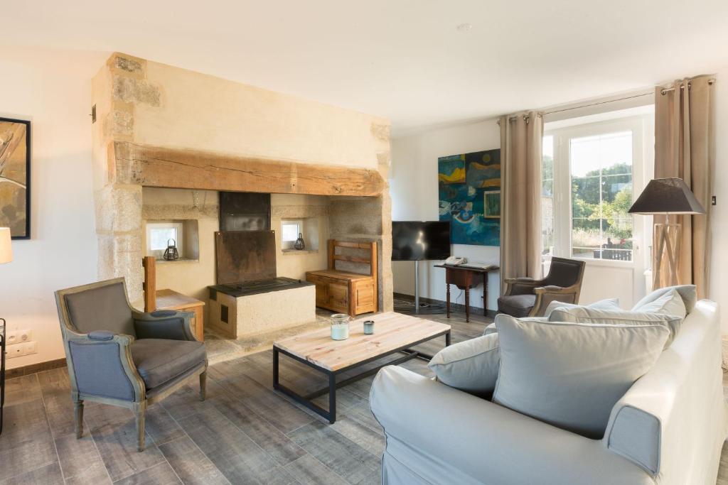 uma sala de estar com um sofá e uma lareira em Le Domaine de Mandrin em Madranges