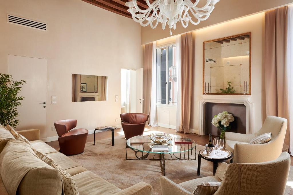 Palazzo Morosini Degli Spezieri - Apartments في البندقية: غرفة معيشة مع أريكة وطاولة