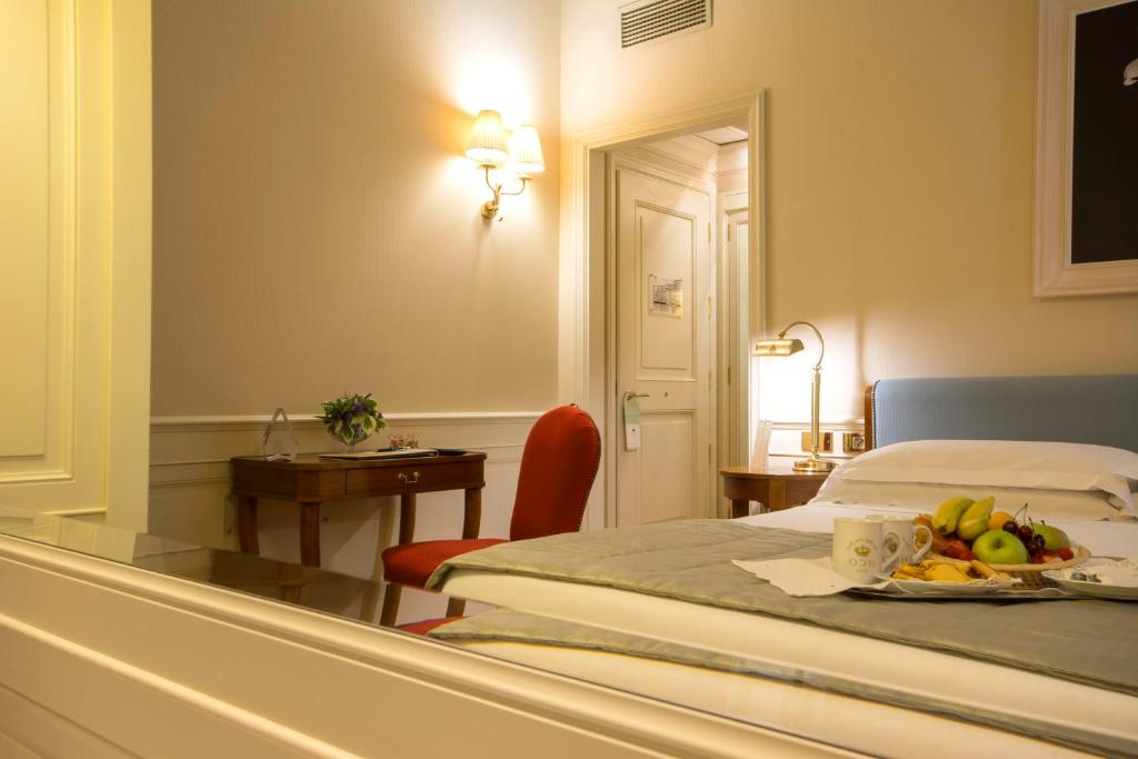Postel nebo postele na pokoji v ubytování Hotel Corona d'Oro 1890