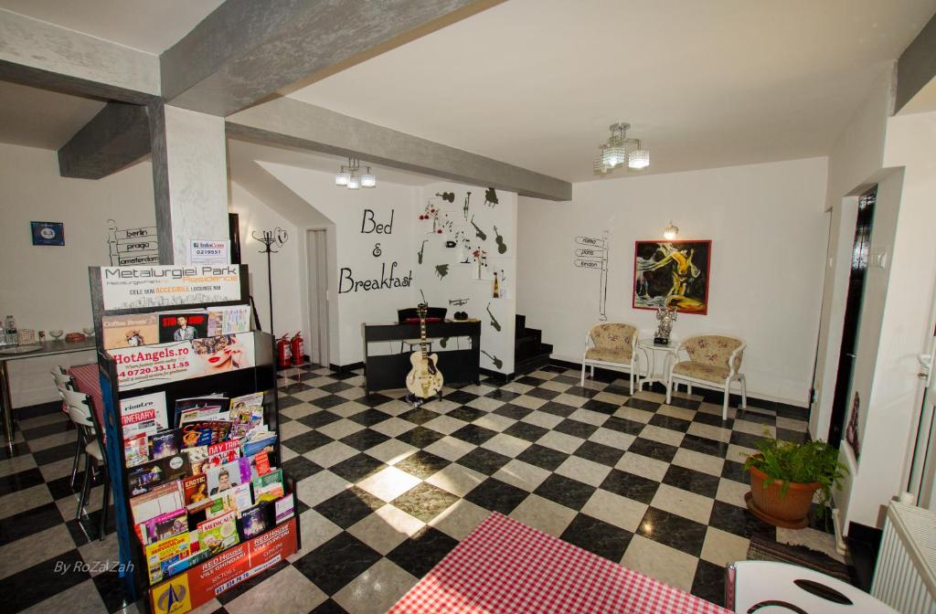 a room with a black and white checkered floor at B&B Duo Caffe in Bucharest