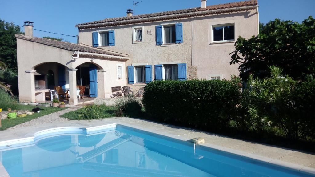une maison et une piscine devant une maison dans l'établissement Gite touristique, à Piolenc