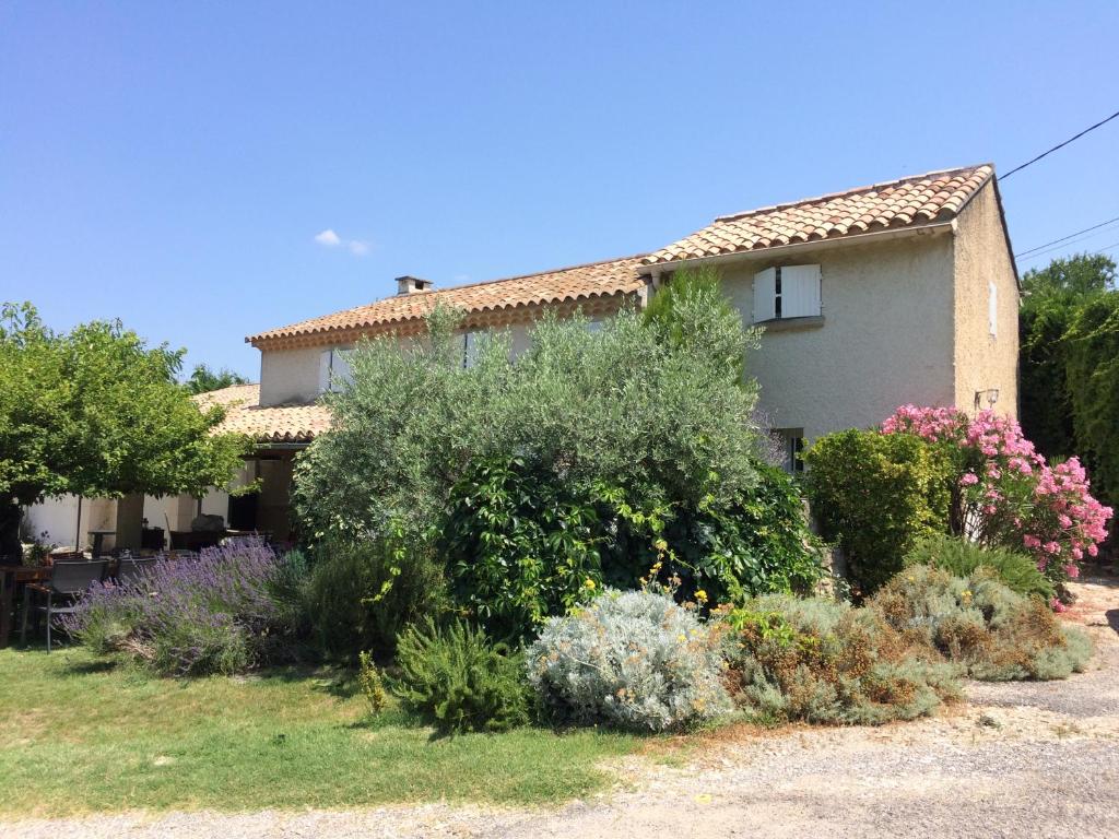 une maison avec une bande de plantes devant elle dans l&#39;établissement Le Mazet Des Joncs en Provence, à Saint-Pierre-de-Vassols
