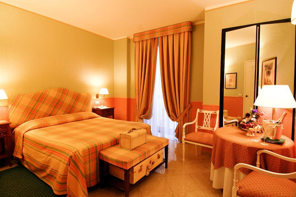 Postel nebo postele na pokoji v ubytování Hotel Victoria & Iside Spa
