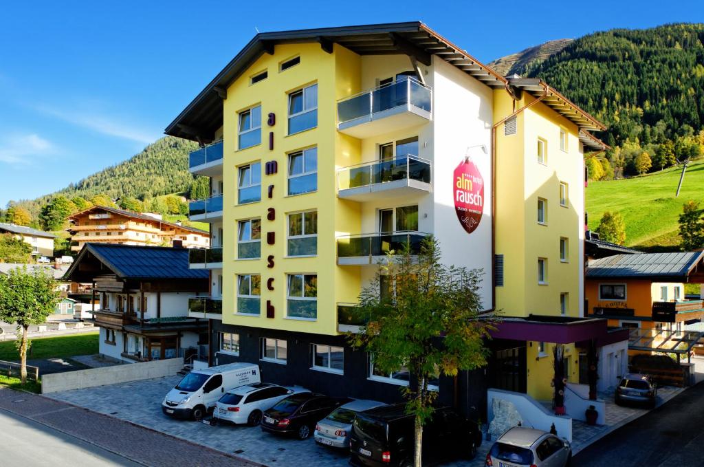 Nespecifikovaný výhled na hory nebo výhled na hory při pohledu z hotelu