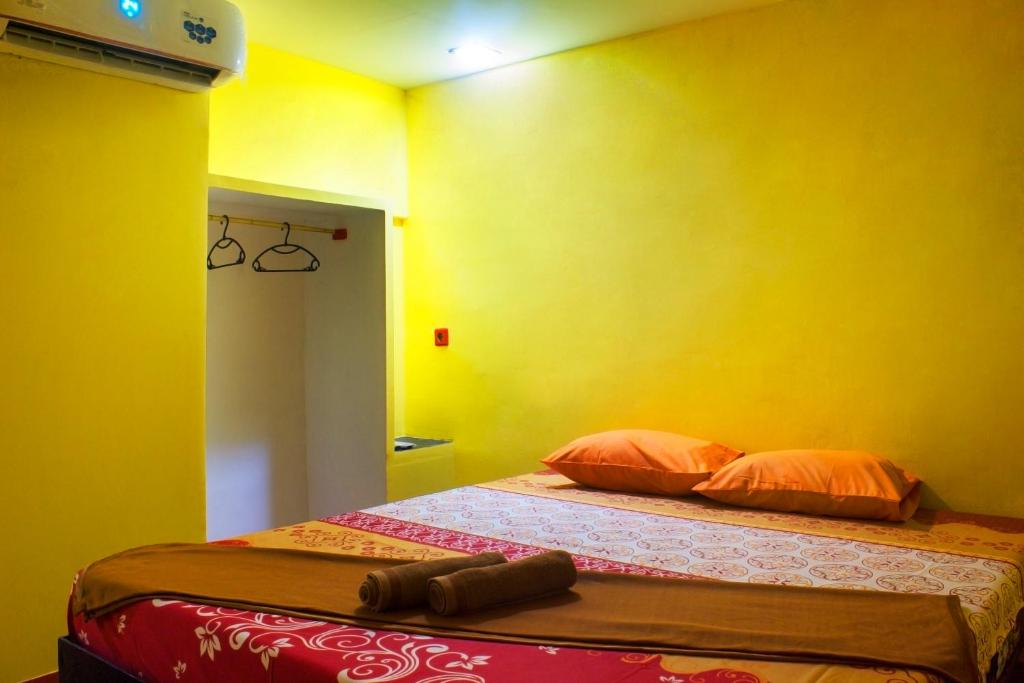 Postel nebo postele na pokoji v ubytování New Priok Indah Syariah Hotel