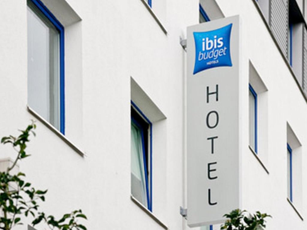 a sign on the side of a building at ibis budget Brive La Gaillarde in Brive-la-Gaillarde